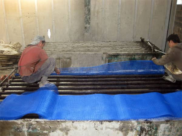 GRC轻质隔墙板放网